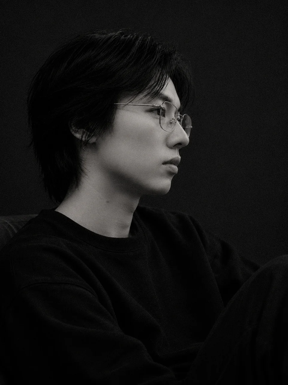 李进 Colin Li 的黑白侧身形象照